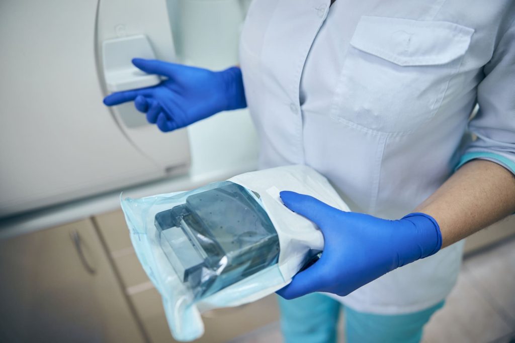 Strumenti dentistici correttamente sterilizzati nello studio