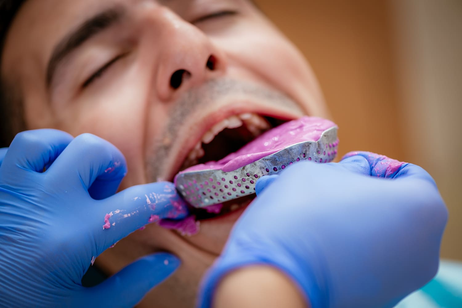Per un'esperienza del paziente in studio ottimale, il dentista deve tener conto delle qualità delle superfici: il metallo freddo è più fastidioso di una plastica